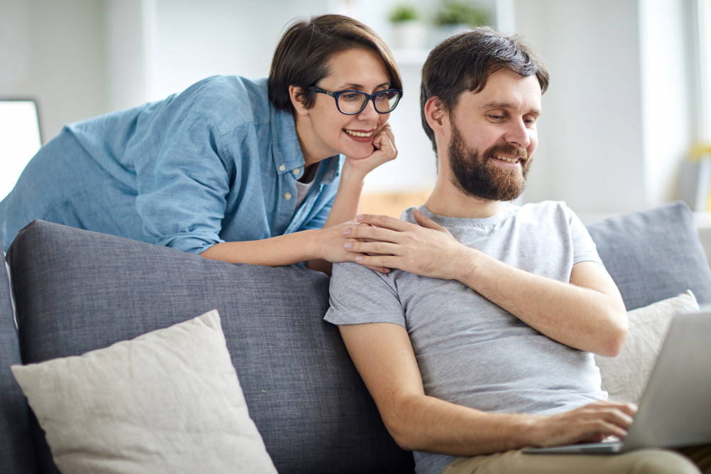 Acheter une maison seul et se marier après : un choix stratégique pour les couples