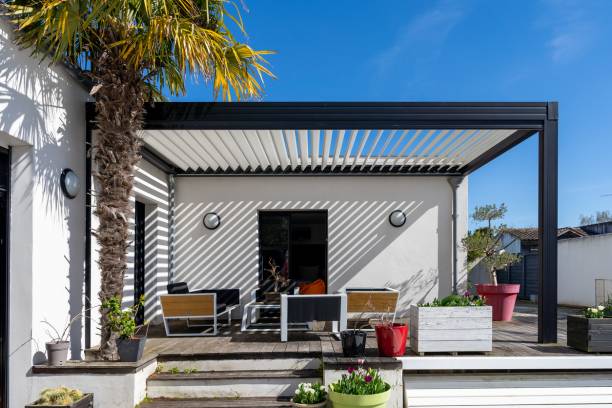 Installer une pergola bioclimatique : les clés pour un espace adapté