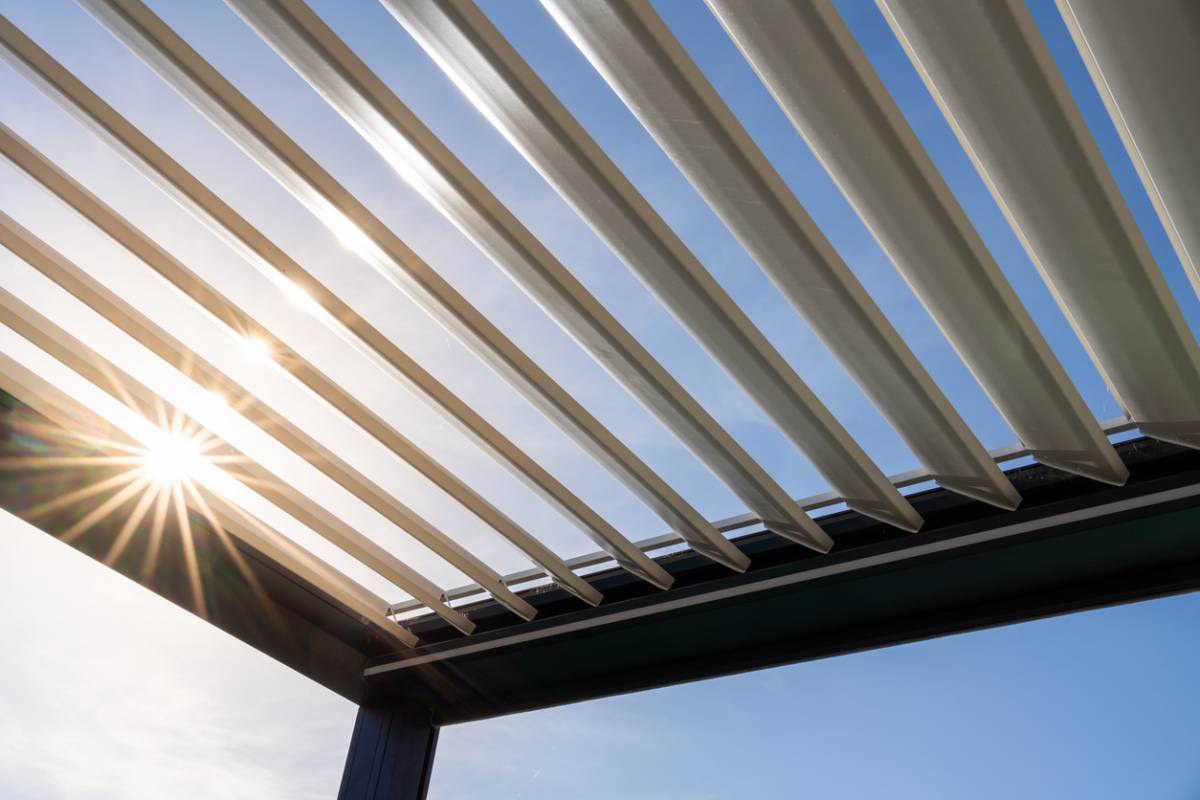 Pergola bioclimatique : quand l'aluminium s'adapte à votre vie